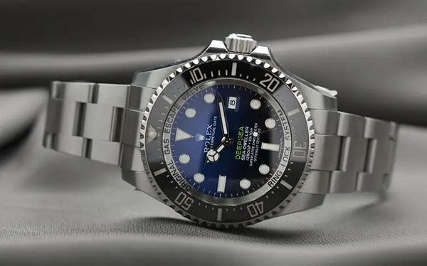 勞力士藍(lán)寶石鏡面太模糊了怎么辦？清潔方法揭秘！